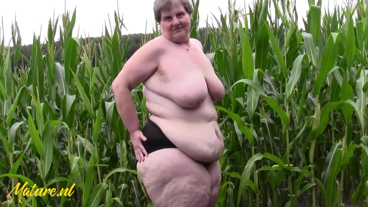 Thumbnail video 'Gorgeous BBW MILF erotic outdoor solo'